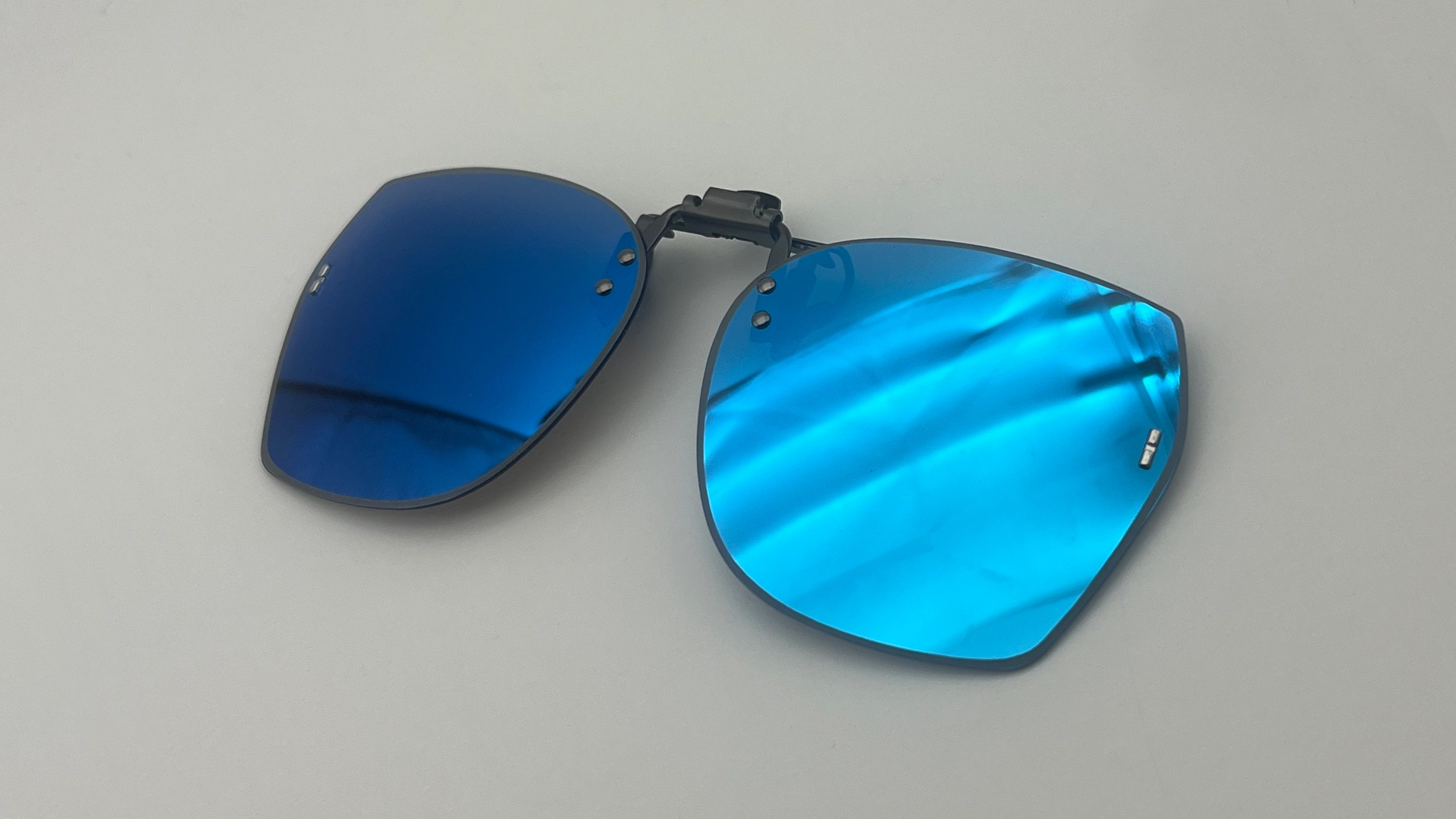 Clip Lunettes de Soleil Carré — Verres Bleu Miroir Polarisés – Image 3