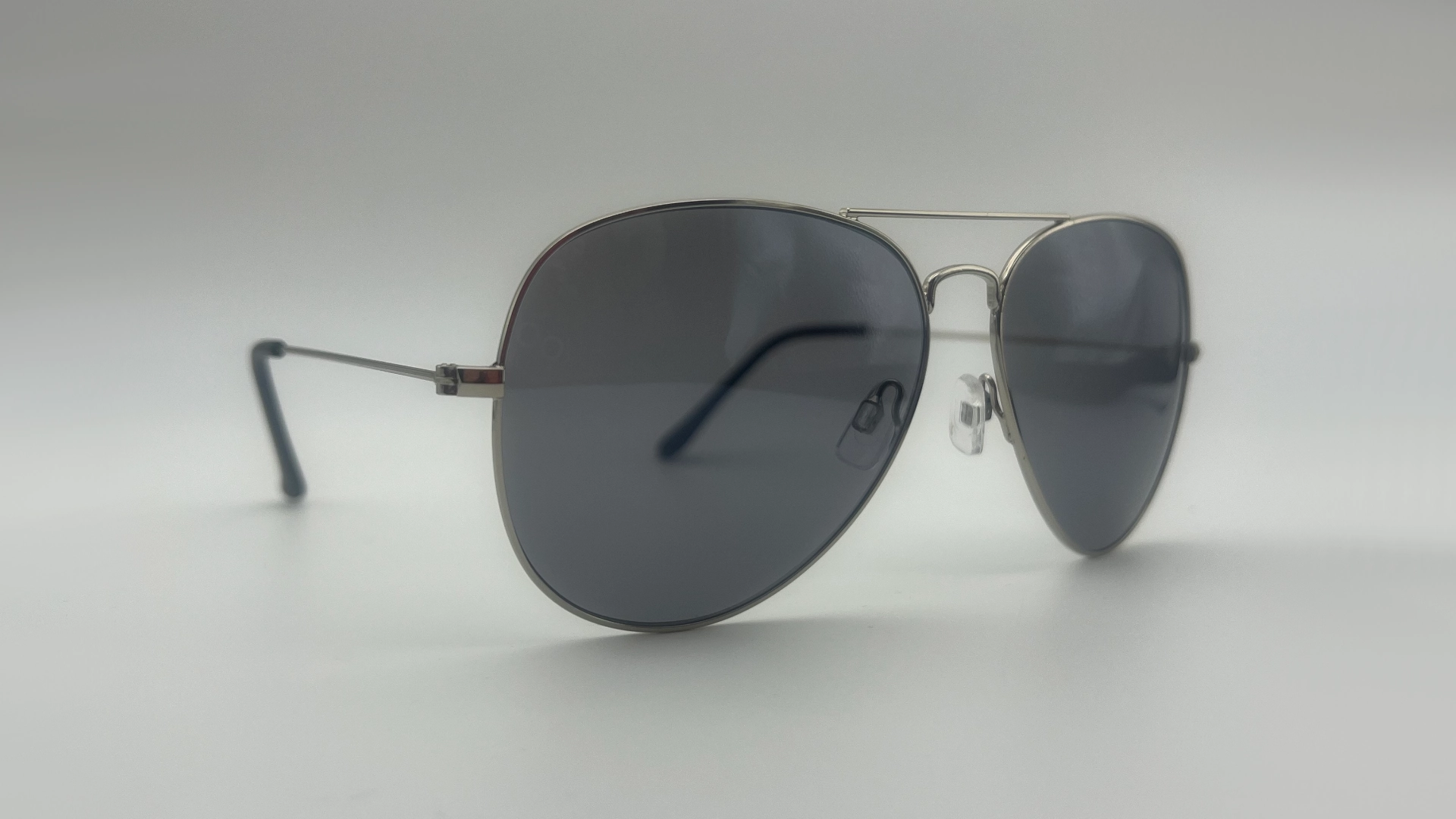 Lunettes de Soleil Aviateur Argent — Verres Gris Polarisés – Image 2