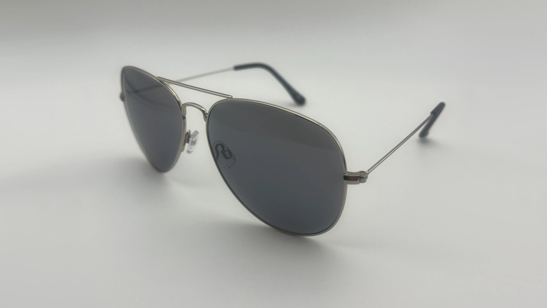 Lunettes de Soleil Aviateur Argent — Verres Gris Polarisés – Image 3