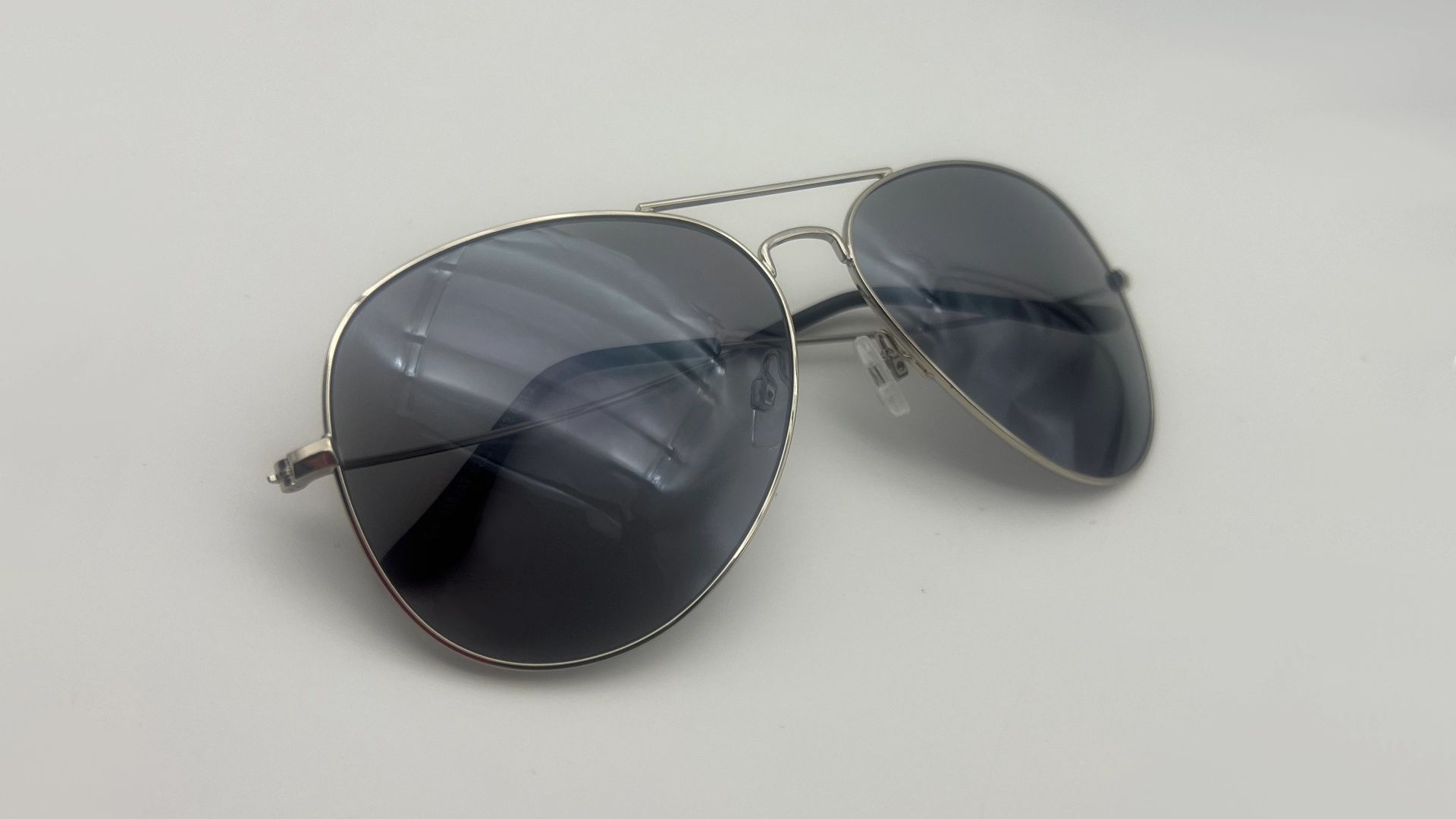 Lunettes de Soleil Aviateur Argent — Verres Gris Polarisés – Image 4