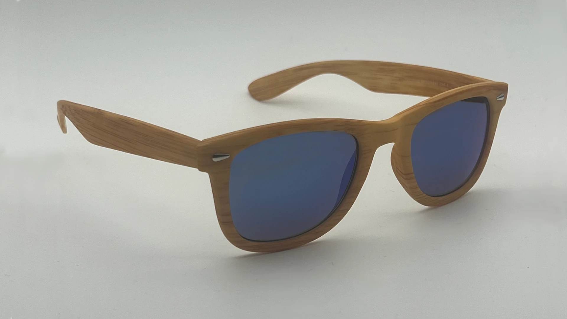 Lunettes de Soleil en Bois Style Wayfarer Clair — Verres Bleu Polarisés – Image 2