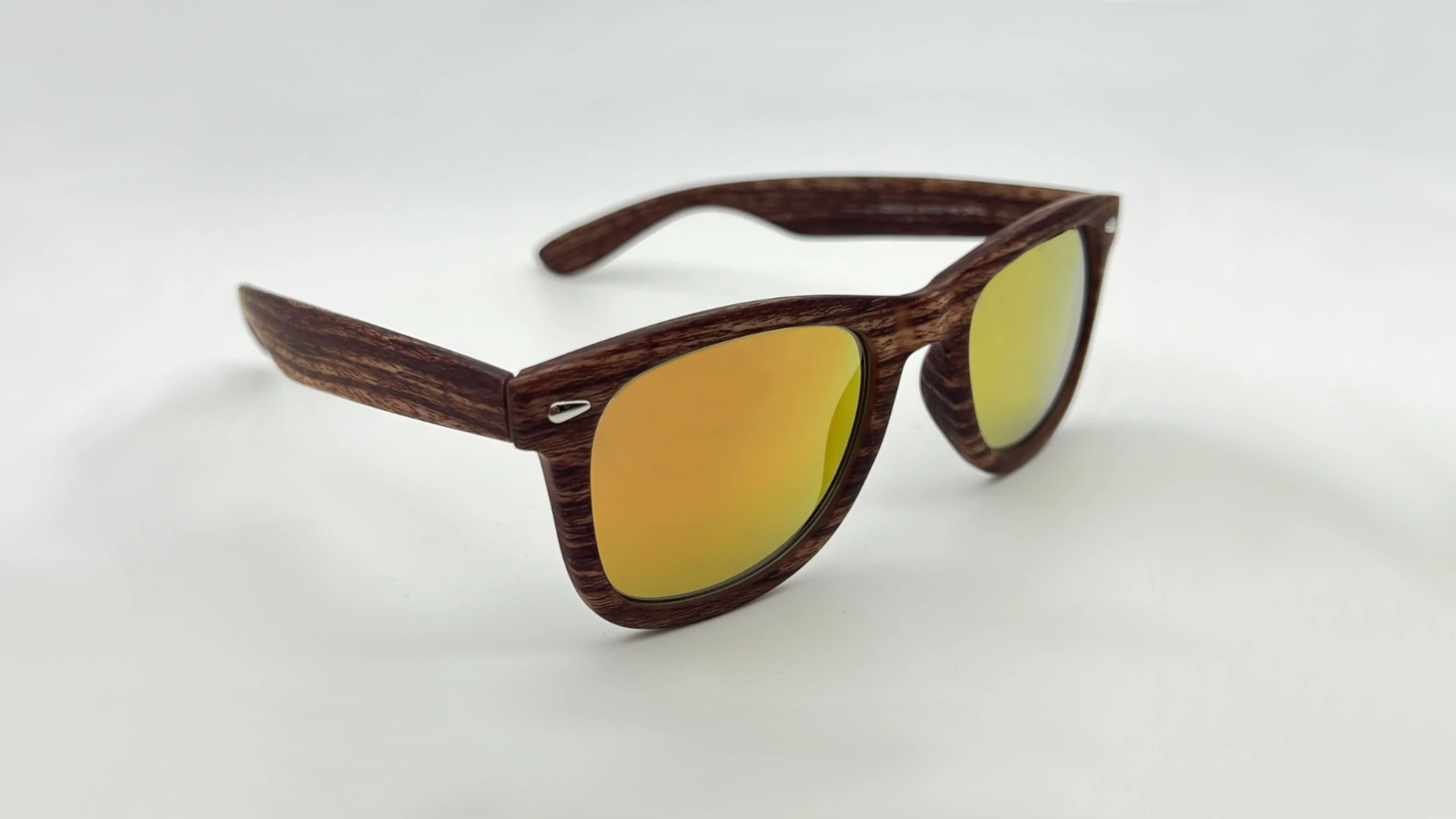 Lunettes de Soleil en Bois Style Wayfarer Foncé — Verres Or Miroir Polarisés – Image 2