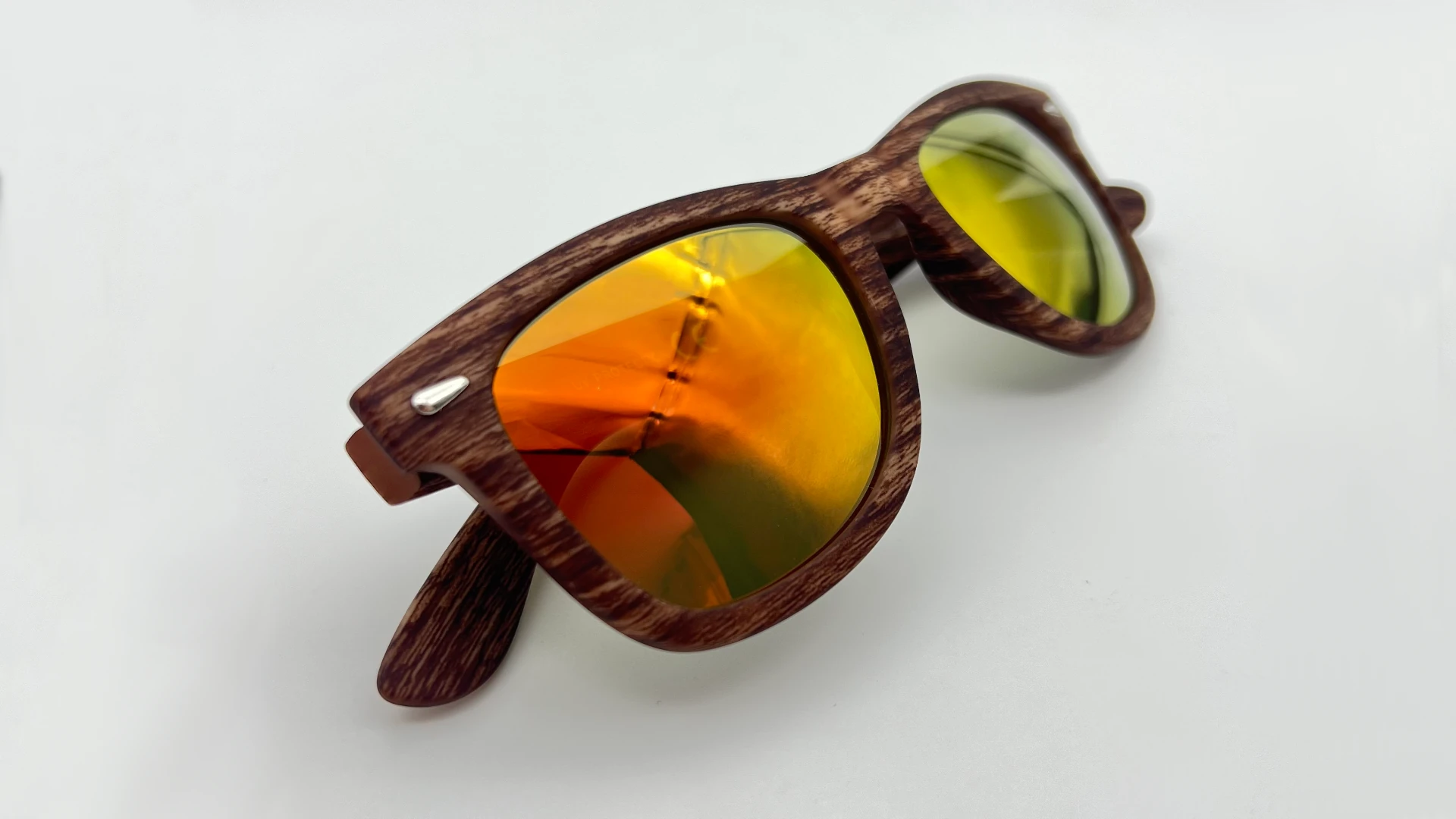 Lunettes de Soleil en Bois Style Wayfarer Foncé — Verres Or Miroir Polarisés – Image 3