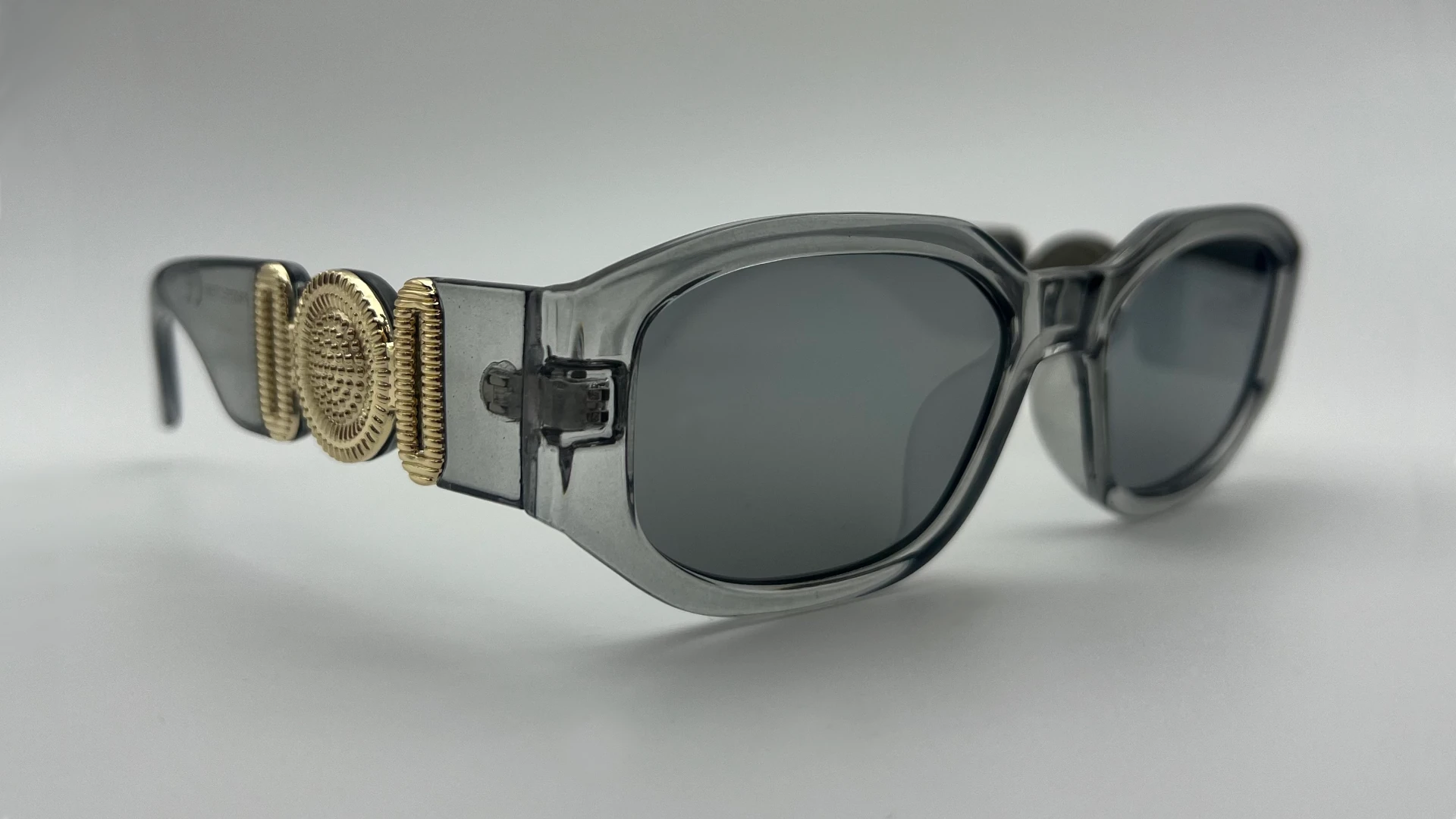 Lunettes de Soleil Carrées Gris Transparent — Verres Gris – Image 2