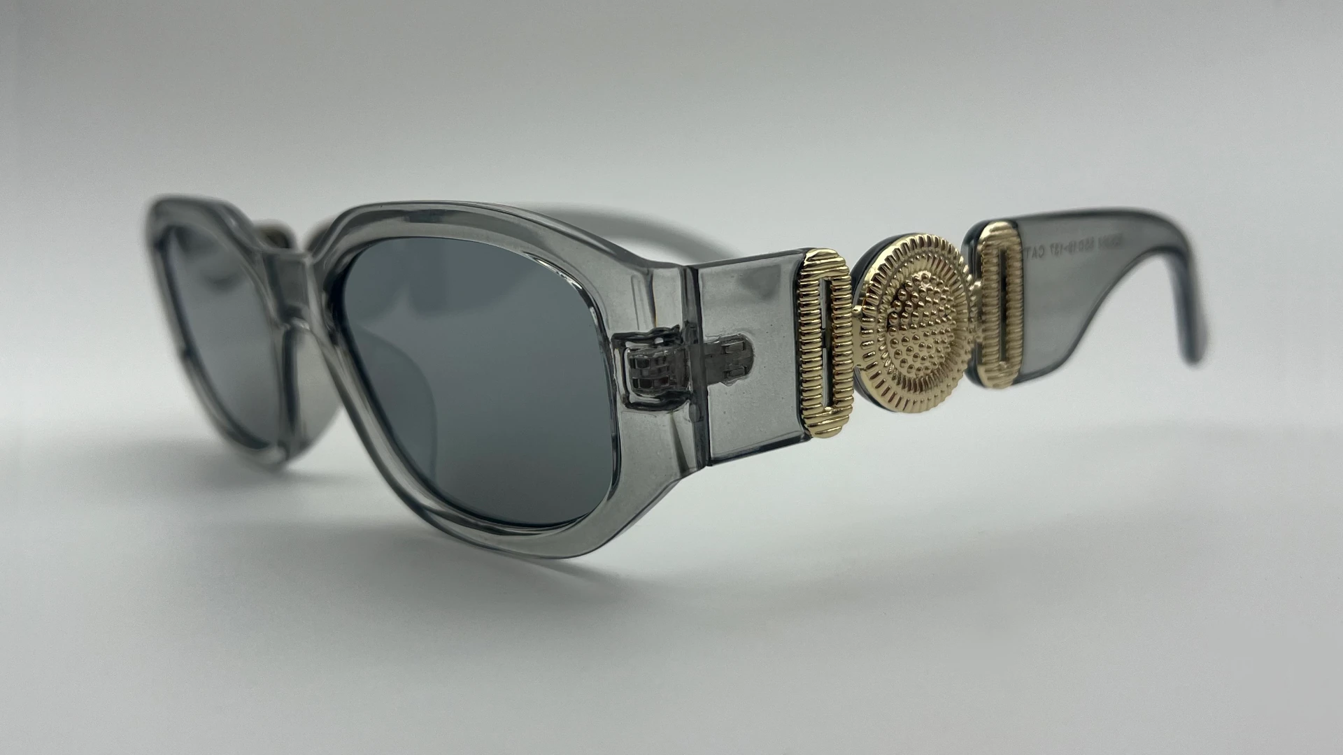 Lunettes de Soleil Carrées Gris Transparent — Verres Gris – Image 3