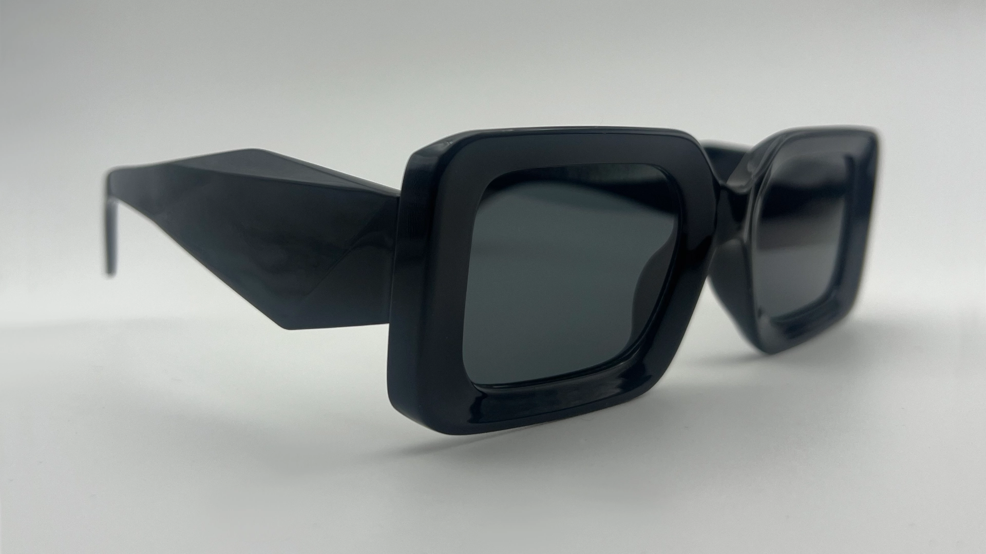 Lunettes de Soleil Carrées Noir — Verres Noirs – Image 2