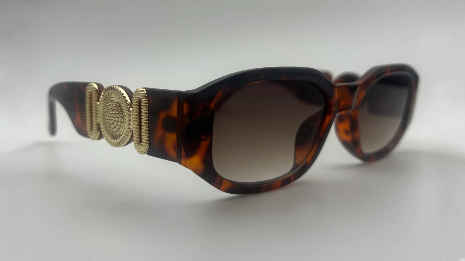 Lunettes de Soleil Carrées Tortue — Verres Marron Dégradé – Image 2