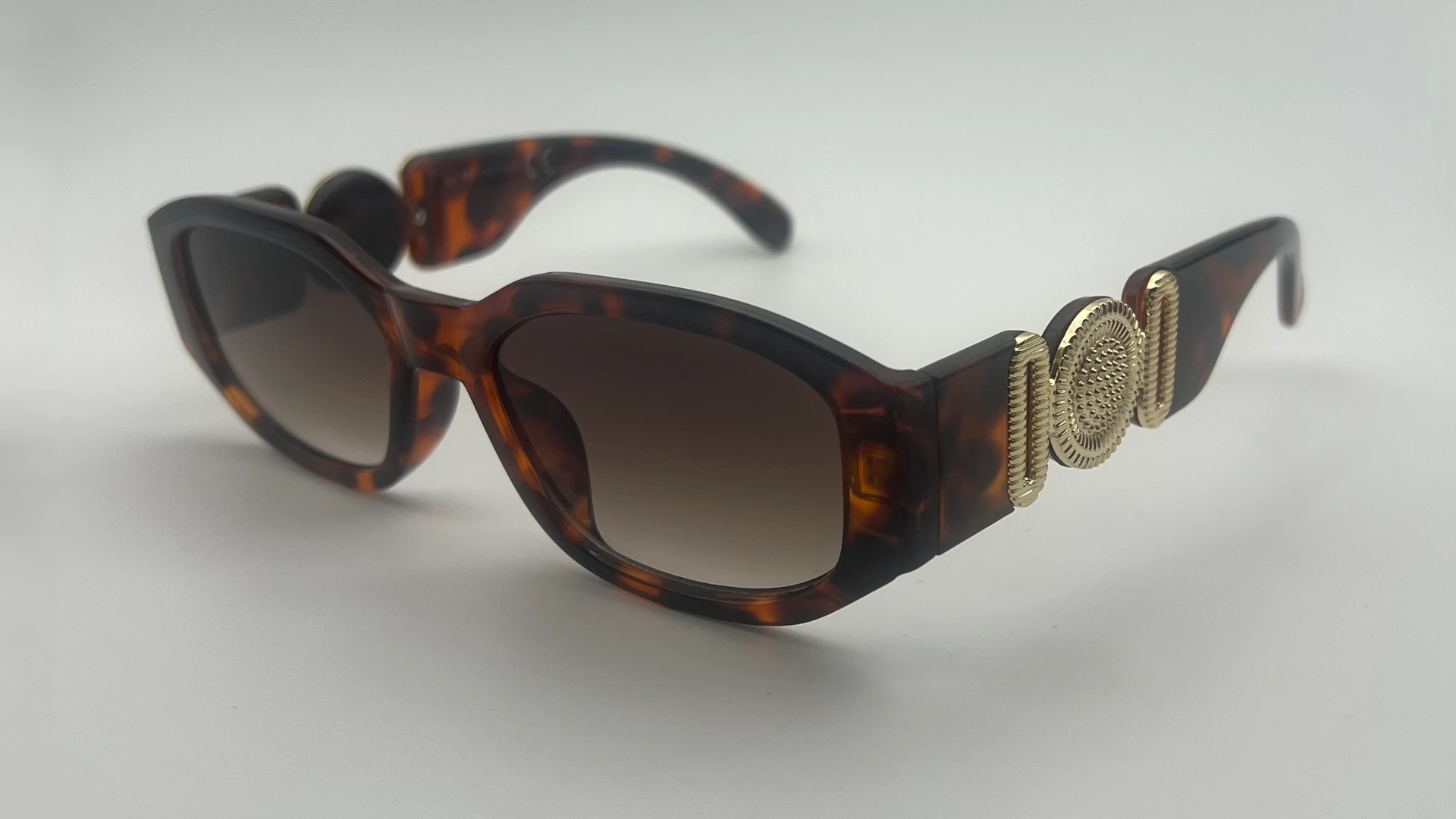 Lunettes de Soleil Carrées Tortue — Verres Marron Dégradé – Image 3