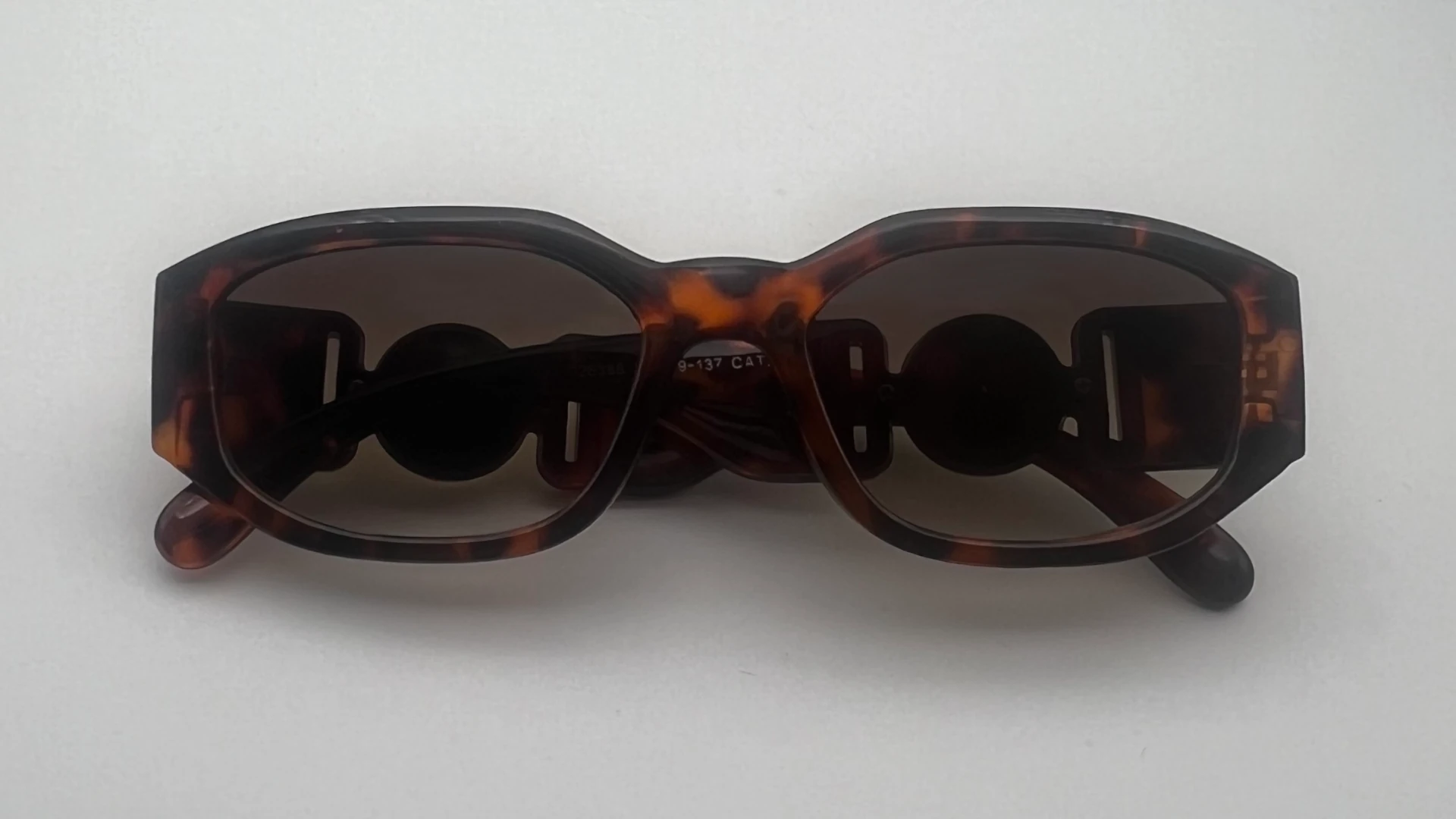Lunettes de Soleil Carrées Tortue — Verres Marron Dégradé – Image 5