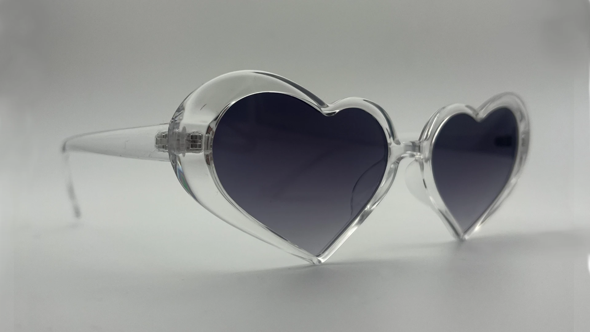 Lunettes de Soleil Coeur Transparent — Verres Gris Dégradé – Image 2