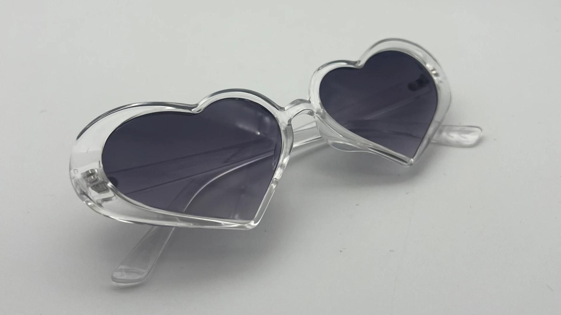 Lunettes de Soleil Coeur Transparent — Verres Gris Dégradé – Image 3