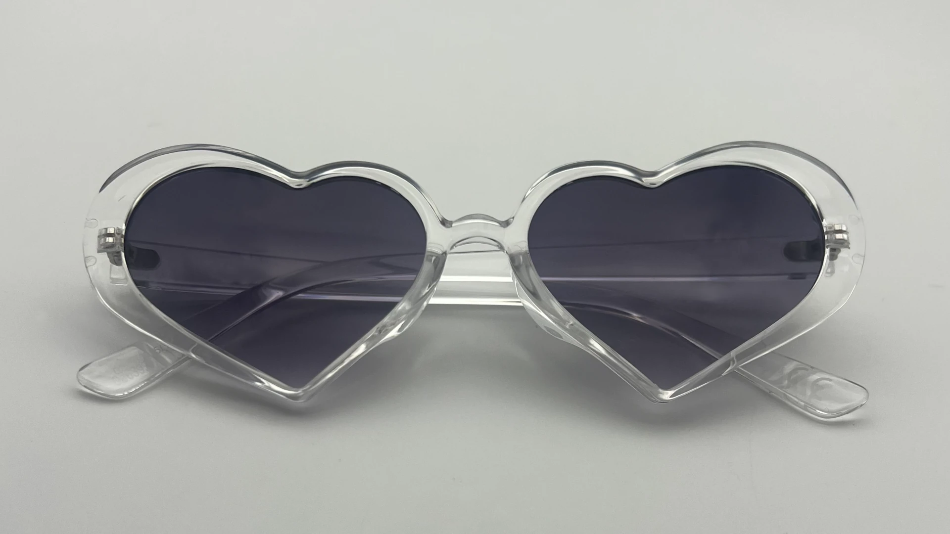 Lunettes de Soleil Coeur Transparent — Verres Gris Dégradé – Image 5