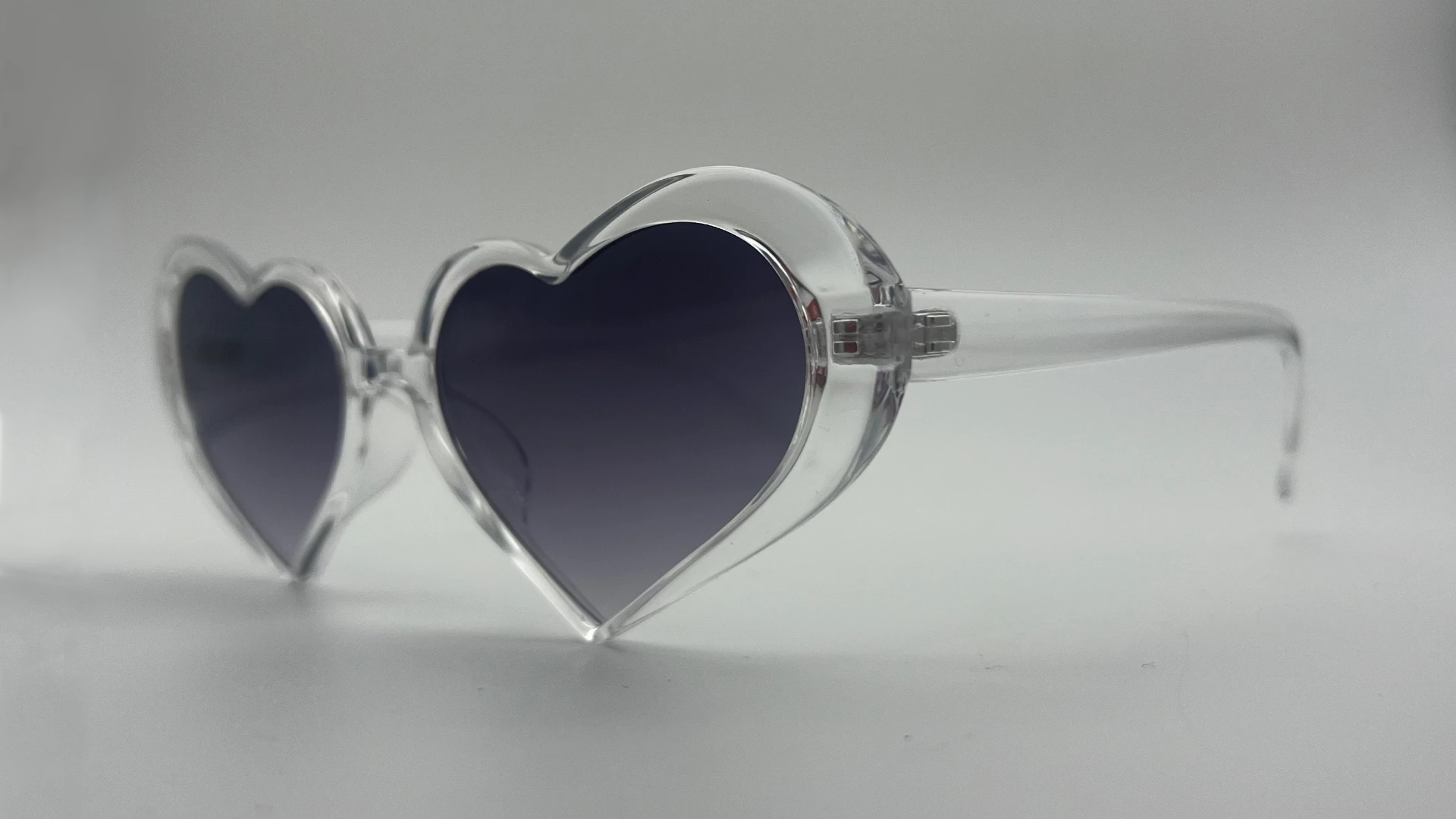 Lunettes de Soleil Coeur Transparent — Verres Gris Dégradé – Image 4
