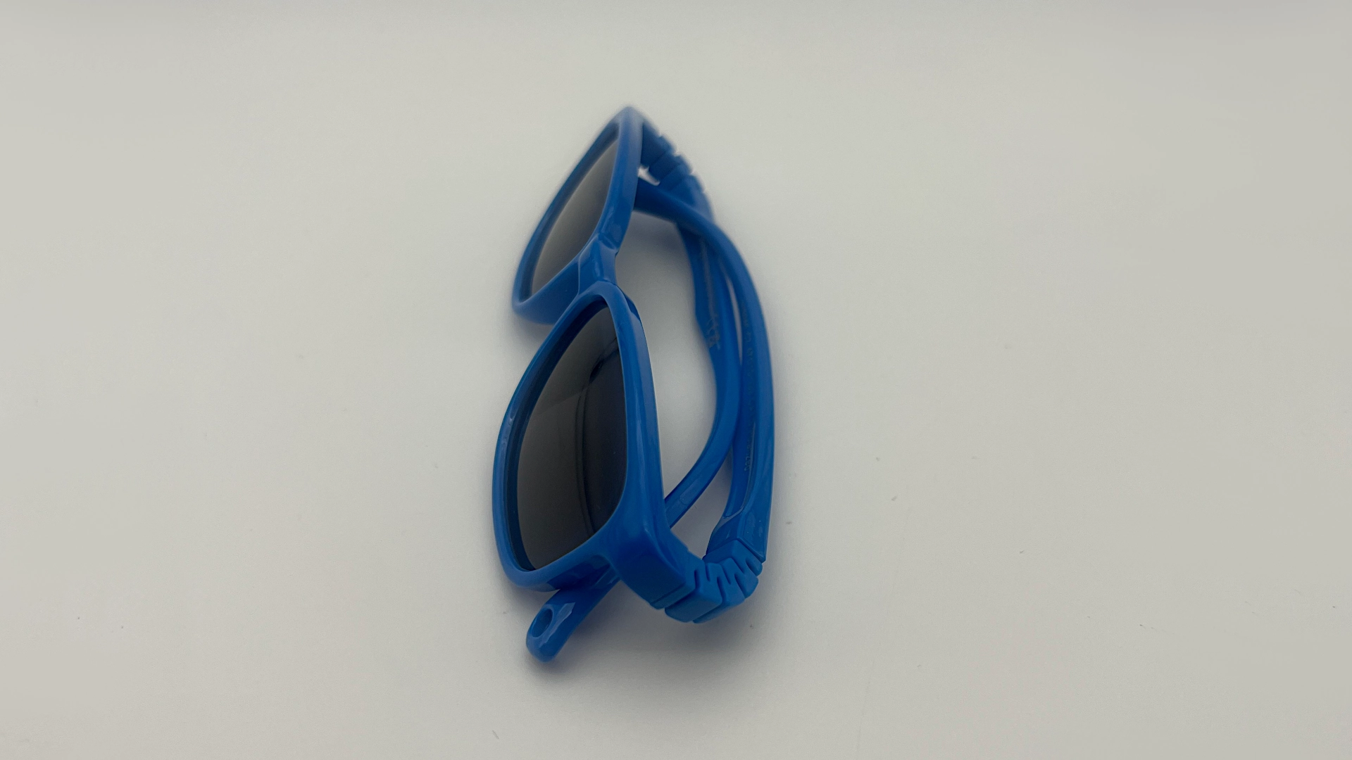 Lunettes de Soleil Enfant Bleu — Verres Noirs Polarisés – Image 3