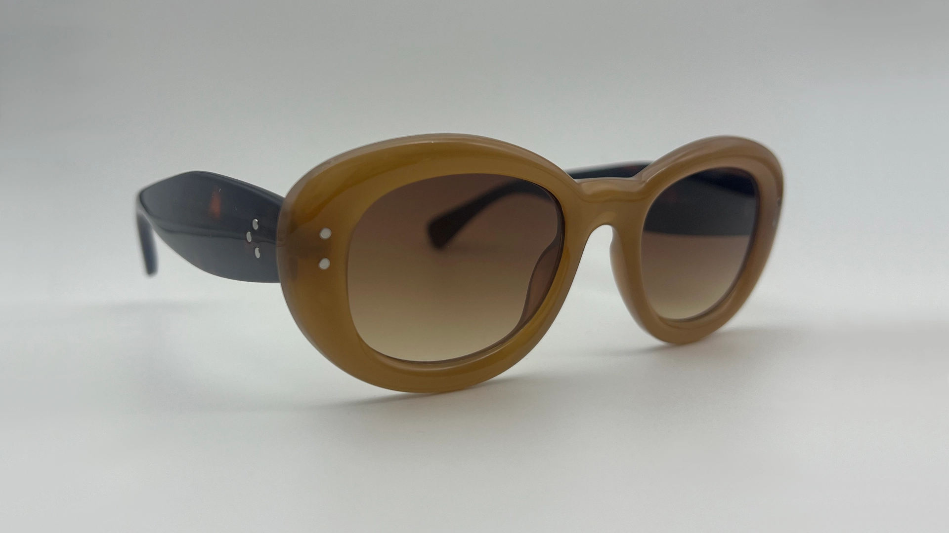 Lunettes de Soleil Oeil de Chat Camel — Verres Marron Dégradé – Image 2