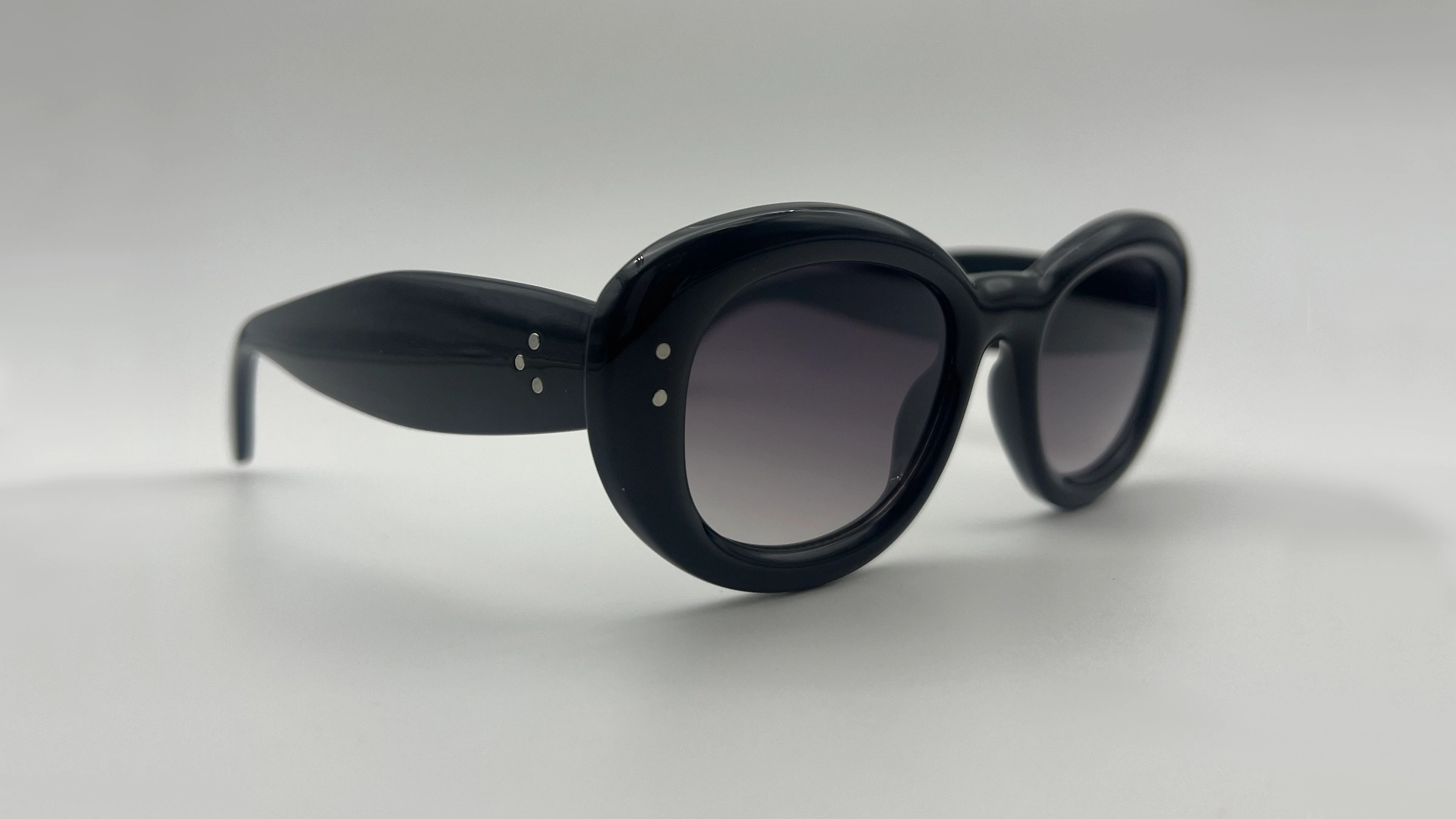 Lunettes de Soleil Oeil de Chat Noir — Verres Gris Dégradé – Image 2