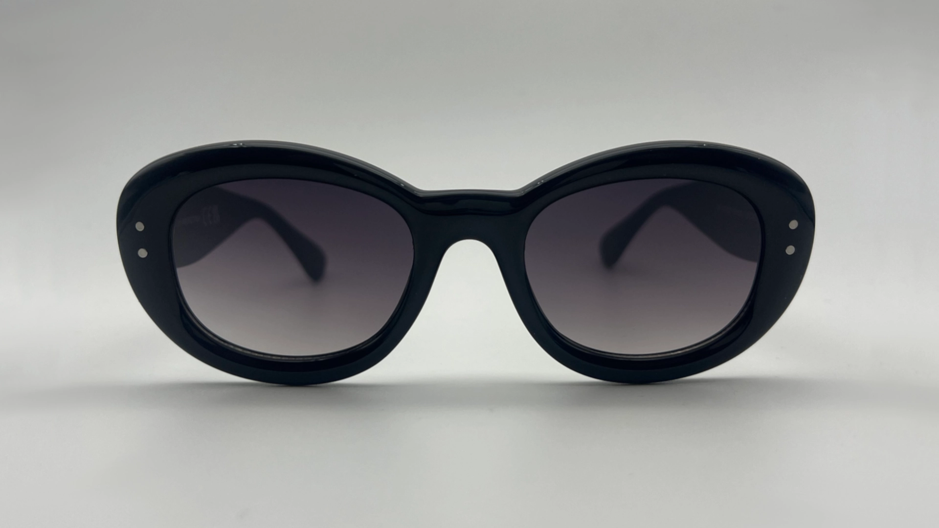 Lunettes de Soleil Oeil de Chat Noir — Verres Gris Dégradé