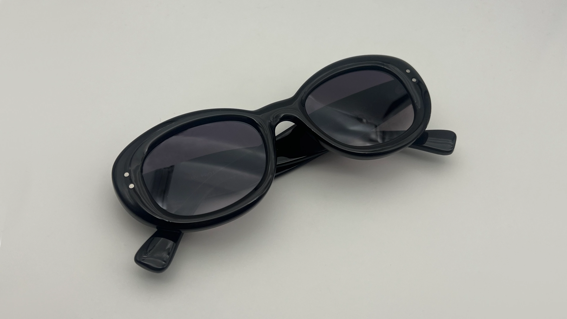 Lunettes de Soleil Oeil de Chat Noir — Verres Gris Dégradé – Image 4