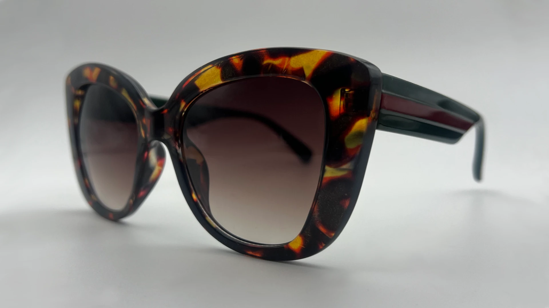 Lunettes de Soleil Papillon Écaille — Verres Marron Dégradé – Image 2