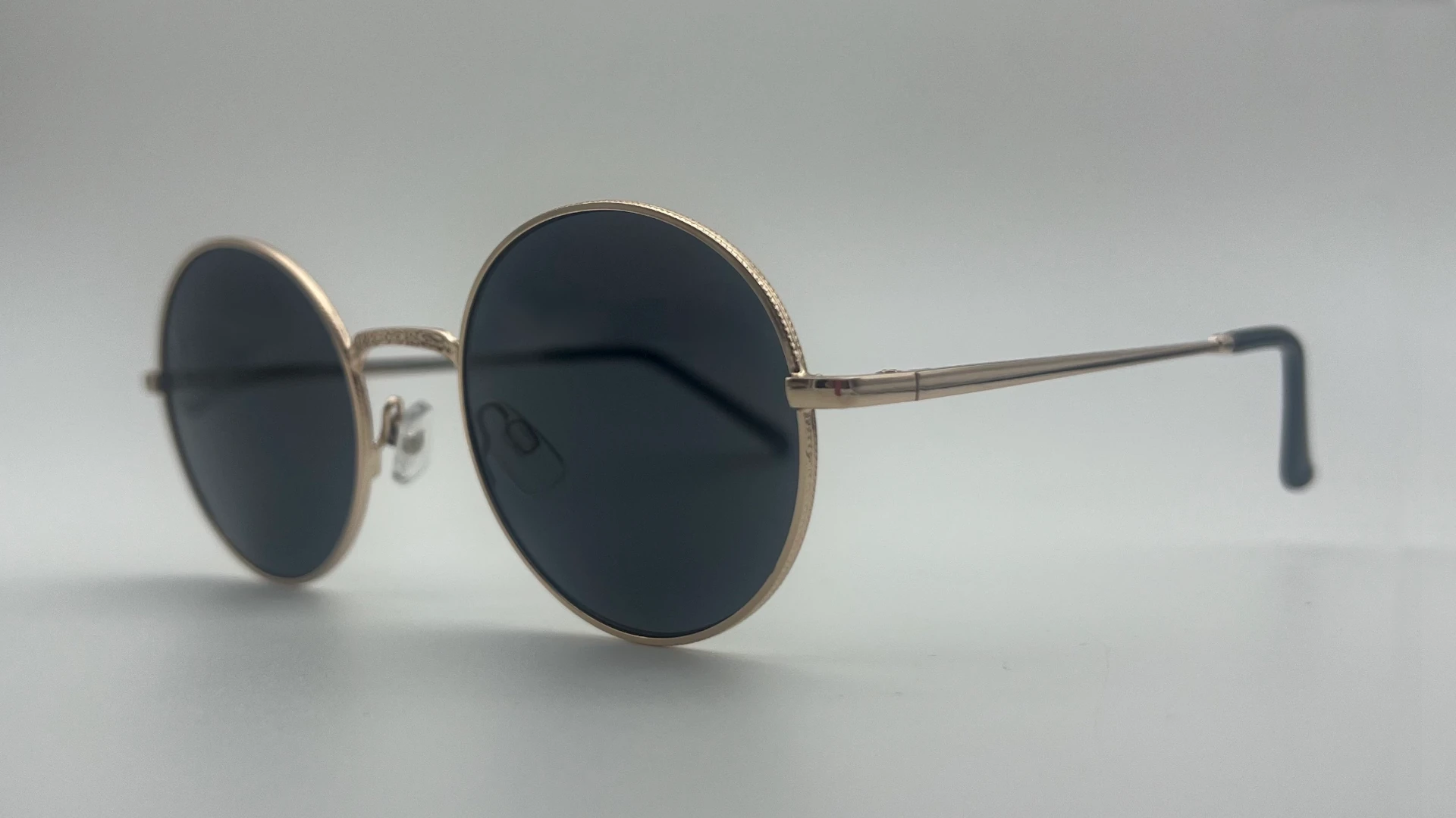 Lunettes de Soleil Rondes Argent — Verres Noirs Polarisés – Image 3