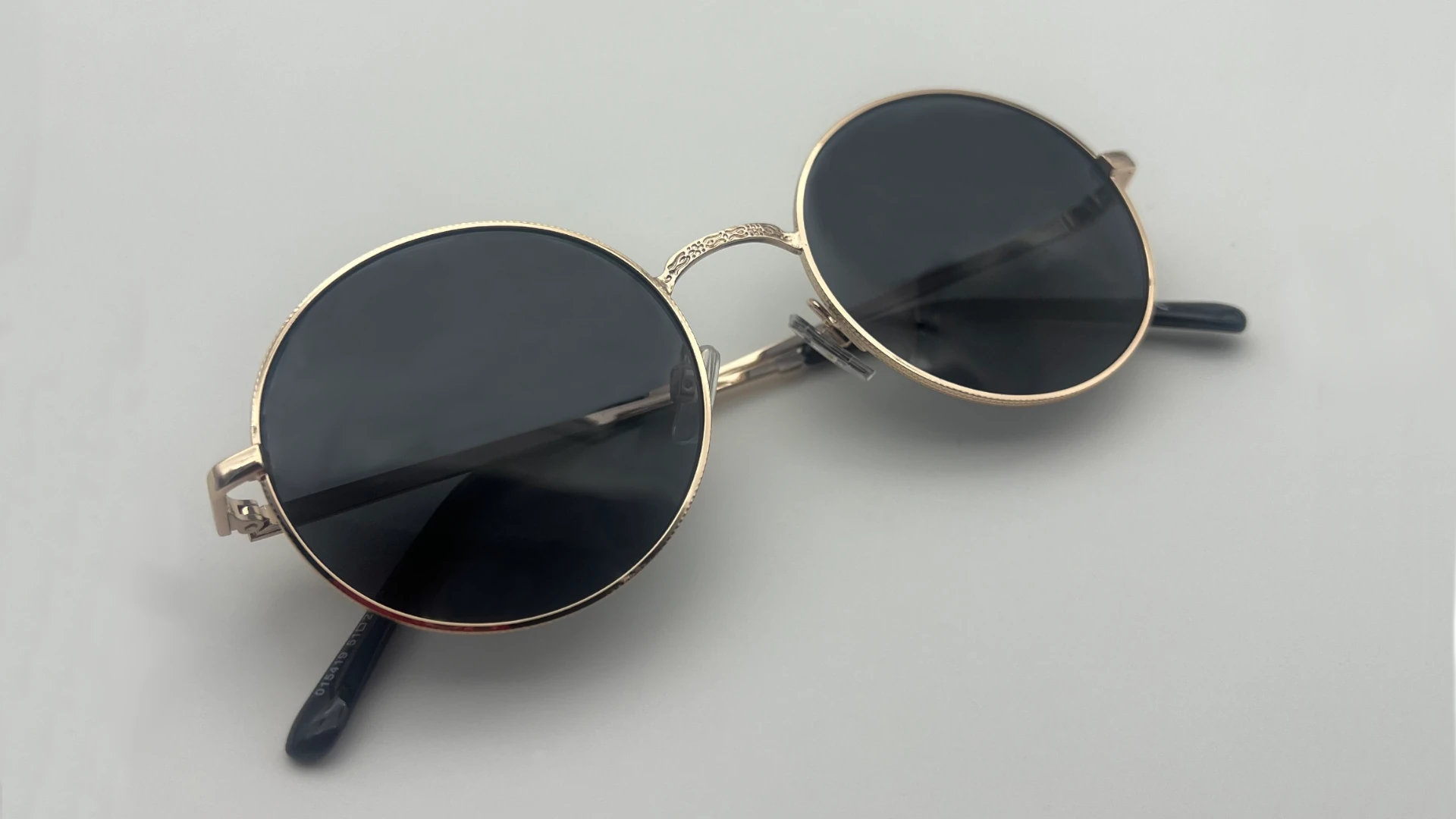 Lunettes de Soleil Rondes Argent — Verres Noirs Polarisés – Image 4