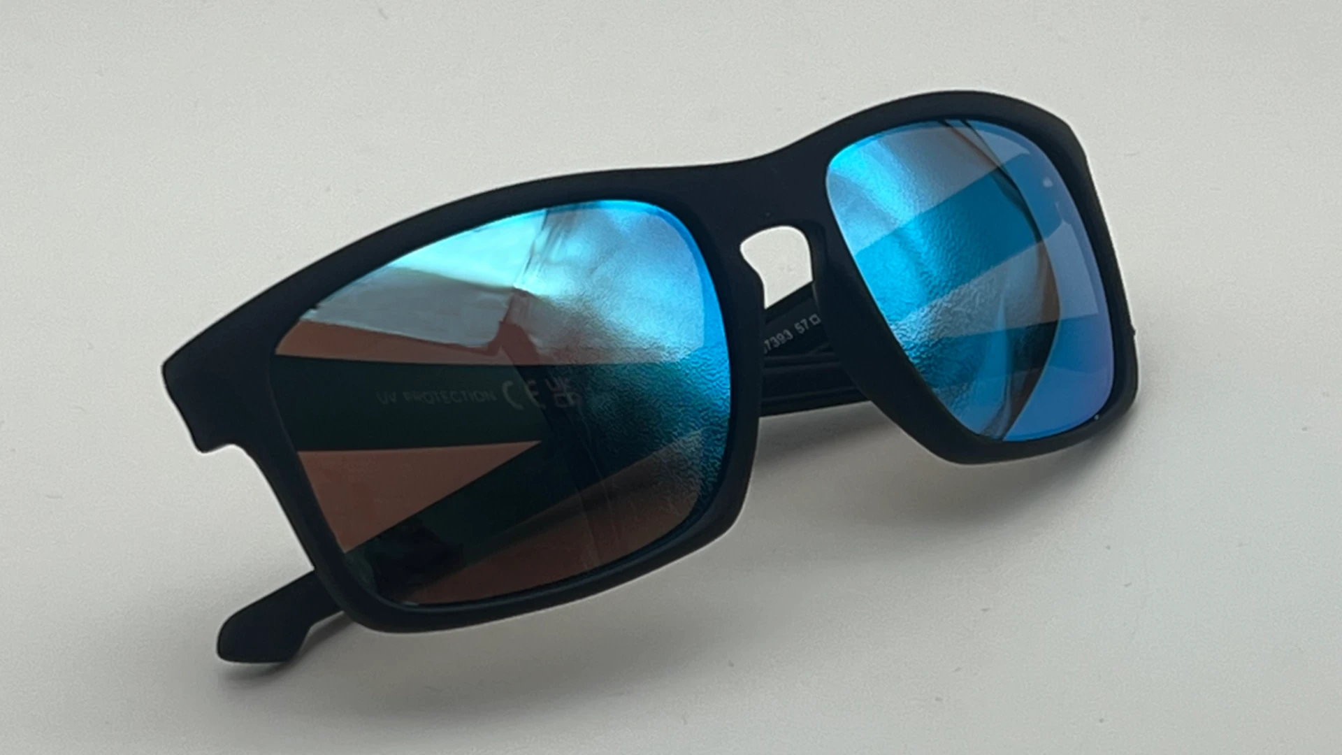 Lunettes de Soleil Sport Noir — Verres Bleu Miroir Polarisés – Image 4
