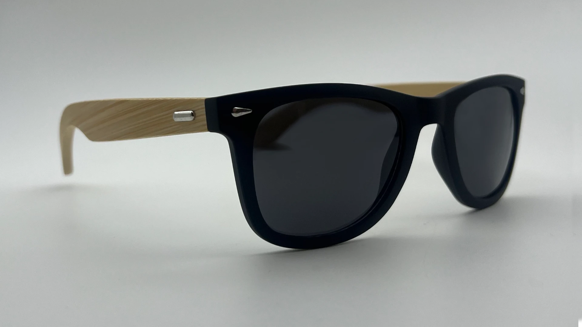 Lunettes de Soleil Style Wayfarer Noir — Branches Bois Polarisés – Image 2