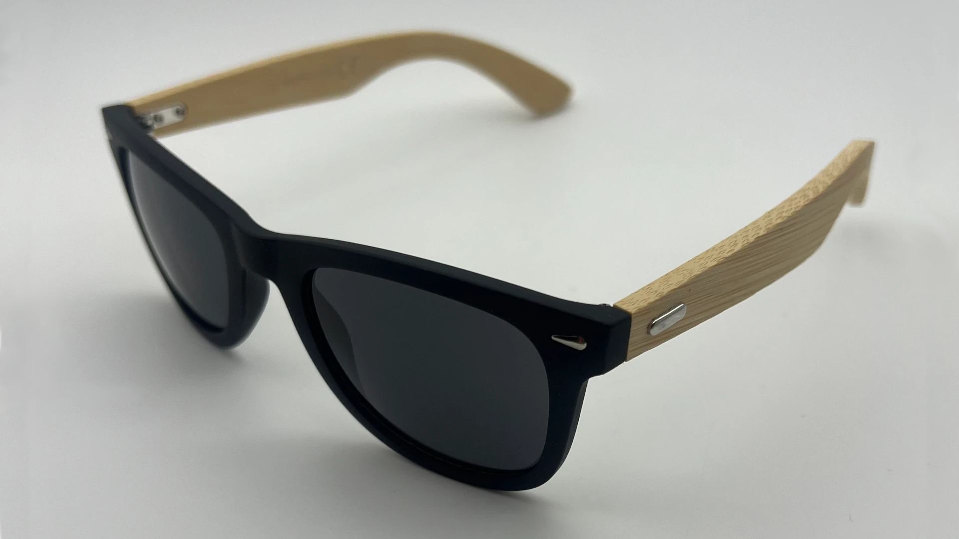 Lunettes de Soleil Style Wayfarer Noir — Branches Bois Polarisés – Image 3
