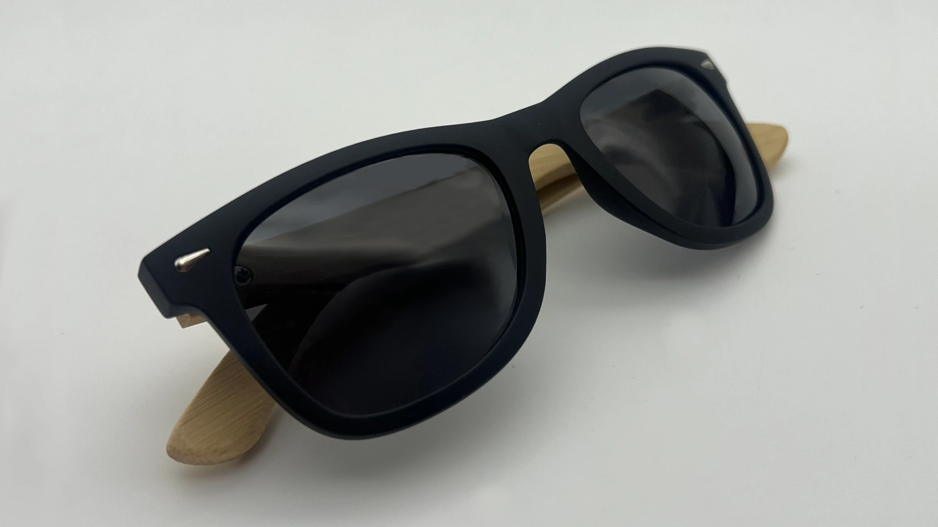 Lunettes de Soleil Style Wayfarer Noir — Branches Bois Polarisés – Image 4