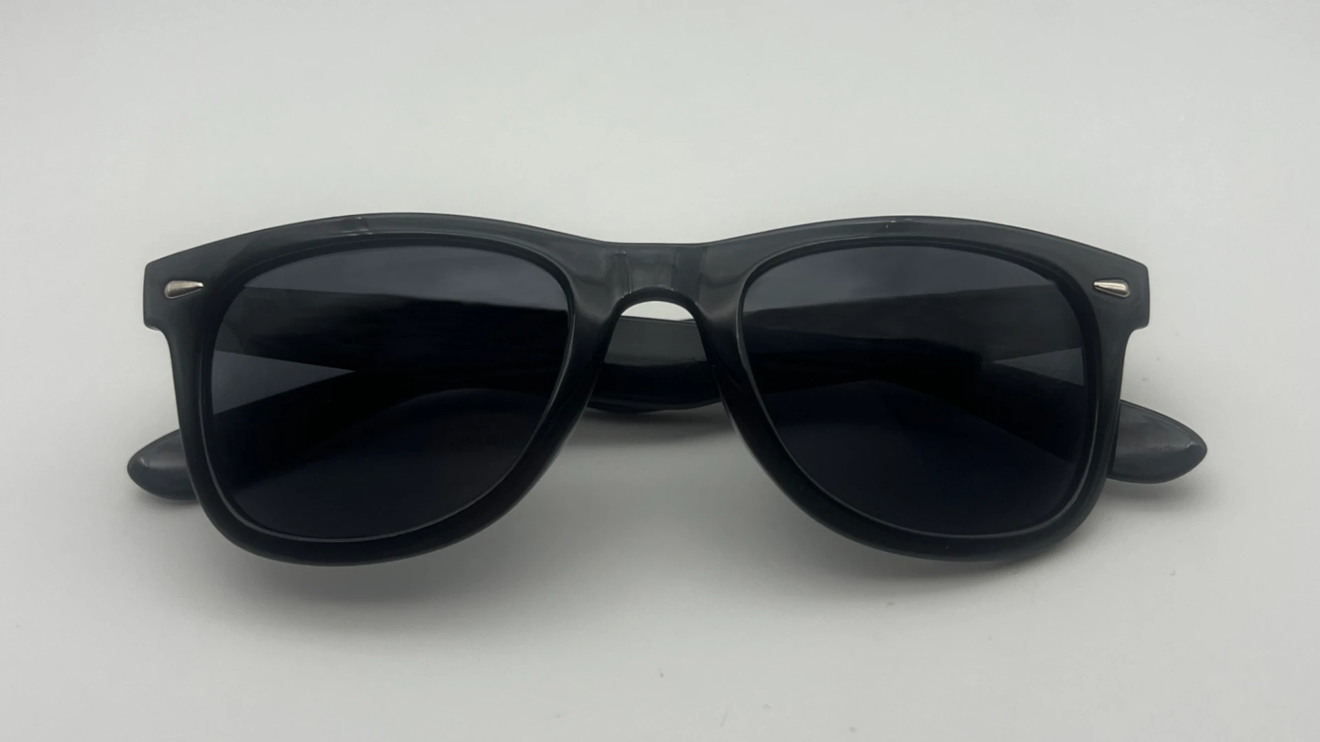 Lunettes de Soleil Style Wayfarer Noir Mat — Verres Fumés Polarisés – Image 5