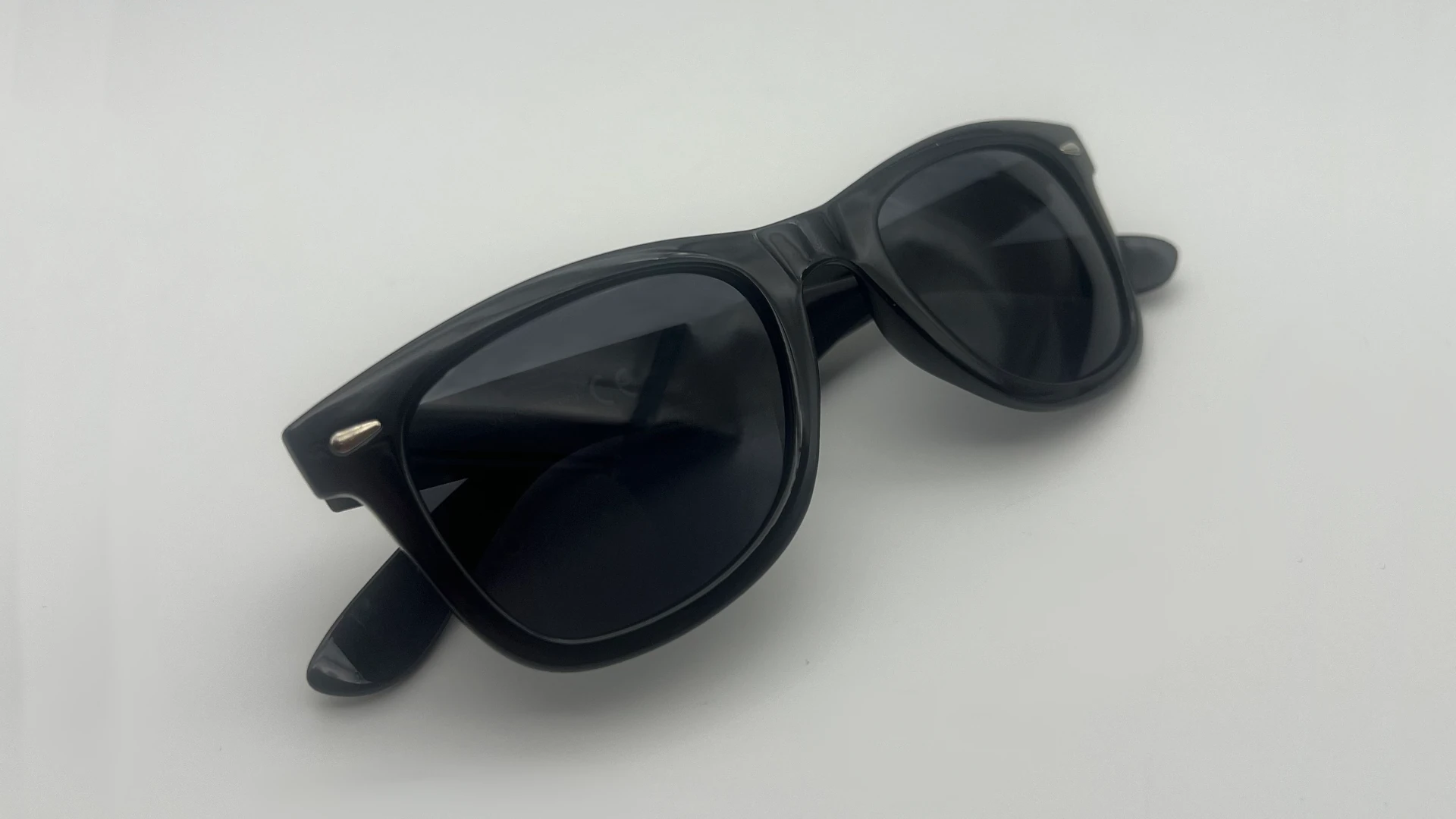 Lunettes de Soleil Style Wayfarer Noir Mat — Verres Fumés Polarisés – Image 4